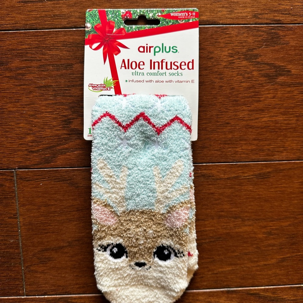 ~FREE with any purchase~ Airplus Aloe Infused Reindeer Socks